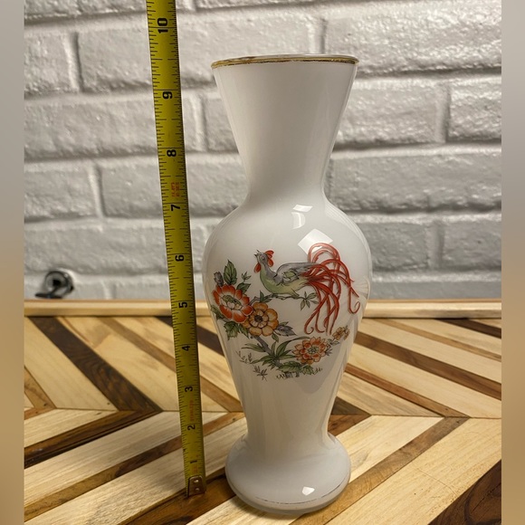 Vintage white satin Milk Glass Vase - Picture 5 of 6